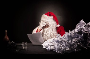 Noel Baba ile büyük bir yığın buruşuk kağıt. 