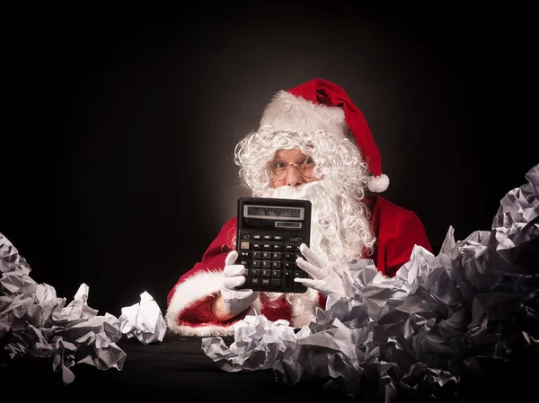 Śnięty Mikołaj z wielką kupę wymięte dokumenty. Boże Narodzenie sho — Zdjęcie stockowe