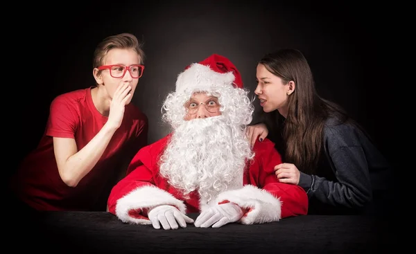 Tonåringar Berättar Santa Deras Önskemål För Julen Presenterar — Stockfoto