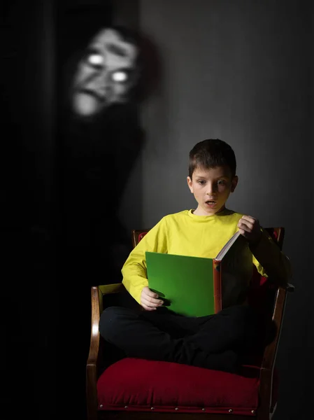 Portret Van Een Jongen Die Lezen Van Een Boek Van — Stockfoto