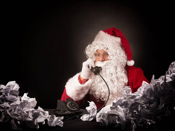 ซานตาคลอสกับกองใหญ่ของกระดาษ crumpled . — ภาพถ่ายสต็อก