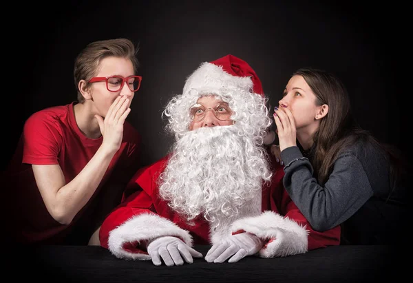 Tonåringar berättar Santa om deras önskemål för julklappen. — Stockfoto