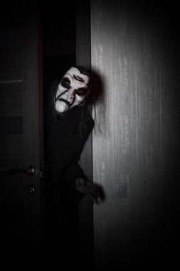 Giriş kapısı canavar geliyor