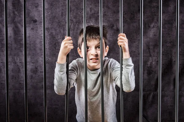 Мальчик в тюрьме — стоковое фото