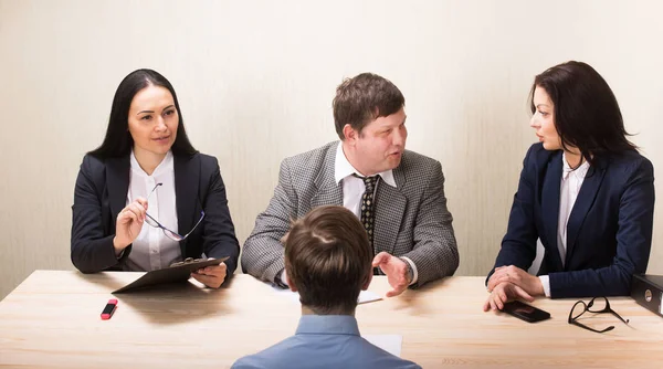 Ung man under anställningsintervju och företagsledning — Stockfoto