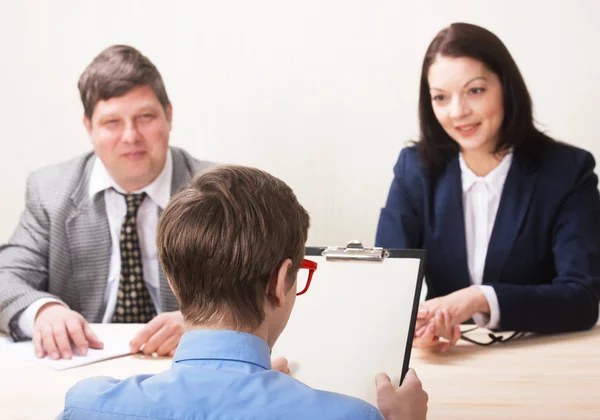 Joven durante entrevista de trabajo y miembros de gerentes — Foto de Stock