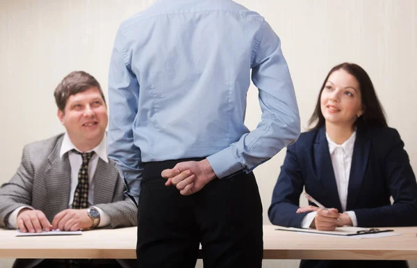 Joven durante la entrevista de trabajo y miembros de gerentes. Joven m — Foto de Stock