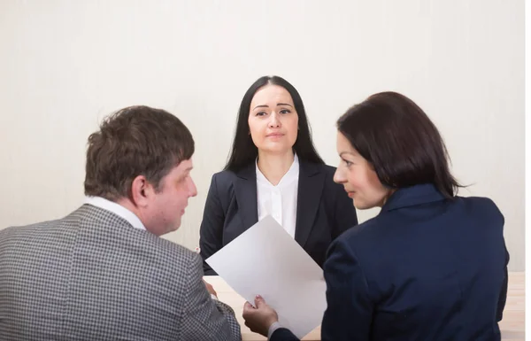 Mujer joven durante la entrevista de trabajo y miembros de gerentes. Afrai. — Foto de Stock