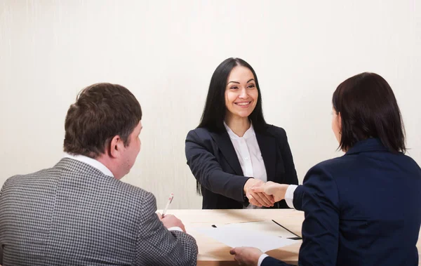 Ung kvinna under anställningsintervju och medlemmar av managemen. Jobb o — Stockfoto