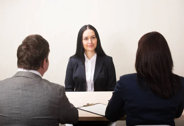 Ung kvinna under anställningsintervju och medlemmar av managemen — Stockfoto