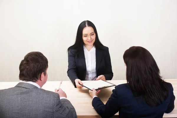 Ung kvinna under anställningsintervju och medlemmar av managemen — Stockfoto