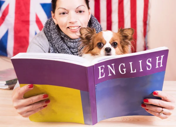 Simples conceito de linguagem de aprendizagem. Inglês mesmo para o cão. Jovem... — Fotografia de Stock