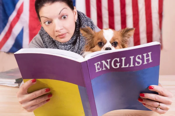 Simples conceito de linguagem de aprendizagem. Inglês mesmo para o cão. Jovem... — Fotografia de Stock