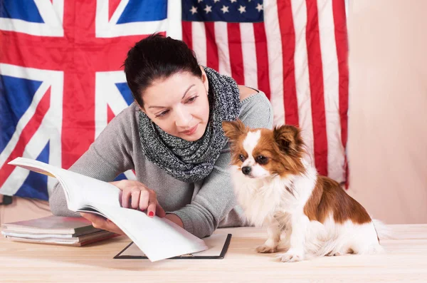 Simples conceito de linguagem de aprendizagem. Inglês mesmo para o cão. Jovem... — Fotografia de Stock