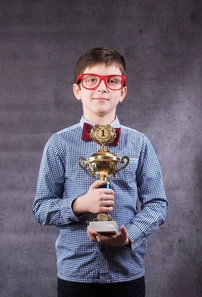 Niño pequeño celebra su trofeo de oro —  Fotos de Stock