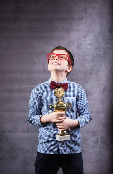 Мальчик празднует свой золотой трофей — стоковое фото