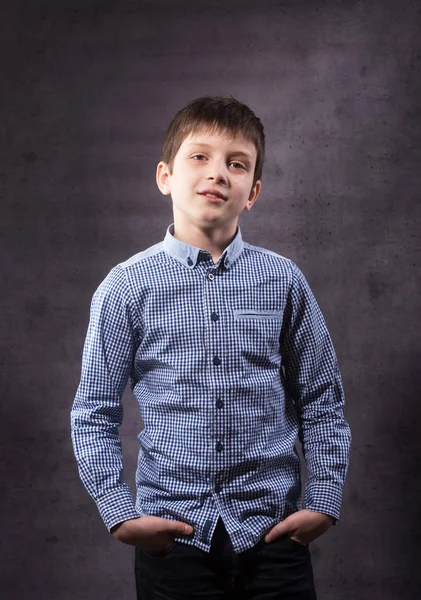 Крупним планом емоційний портрет кавказького усміхненого хлопчика-підлітка . — стокове фото