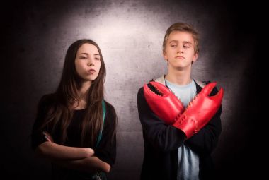 Kız ve erkek ıstakoz Pençesi ile. Zor gencin relationsh