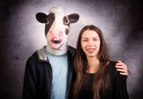 Mädchen und Junge mit Pferdekopf. Seltsames Paarkonzept. — Stockfoto