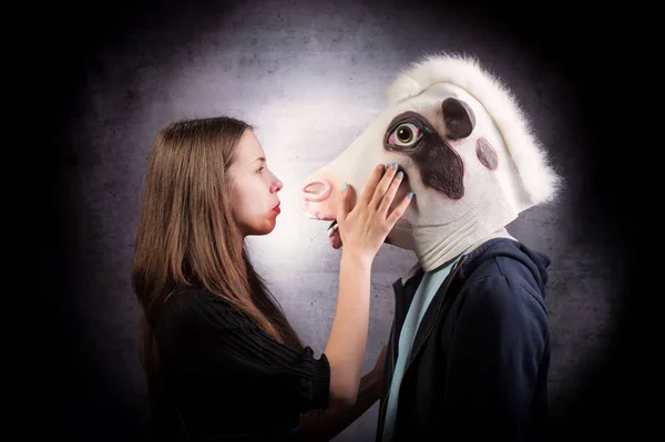 Mädchen und Junge mit Pferdekopf. Seltsames Paarkonzept. — Stockfoto