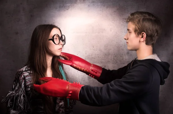 Mädchen und Junge mit Hummerkralle. Schwierige Teenager-Beziehung — Stockfoto