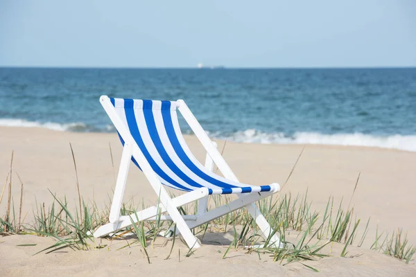 Chaise dépouillée solitaire sur la plage vide — Photo