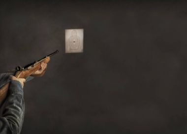 Kadın tüfek mesafeden