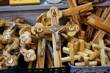 El işi dekoratif objeler bir Hatıra Eşyası Dükkanı eski şehir Kudüs İsrail pazarda satılan closeup 