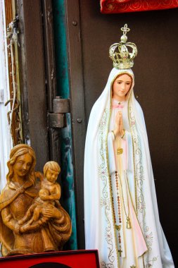 El işi dekoratif objeler bir Hatıra Eşyası Dükkanı eski şehir Kudüs İsrail pazarda satılan closeup 