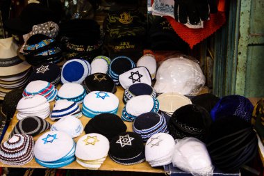 El işi dekoratif objeler bir Hatıra Eşyası Dükkanı eski şehir Kudüs İsrail pazarda satılan closeup 