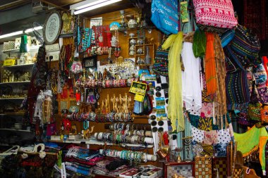 El işi dekoratif objeler bir Hatıra Eşyası Dükkanı eski şehir Kudüs İsrail pazarda satılan closeup 