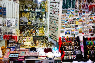 El işi dekoratif objeler bir Hatıra Eşyası Dükkanı eski şehir Kudüs İsrail pazarda satılan closeup 