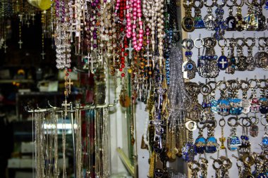 El işi dekoratif objeler bir Hatıra Eşyası Dükkanı eski şehir Kudüs İsrail pazarda satılan closeup 