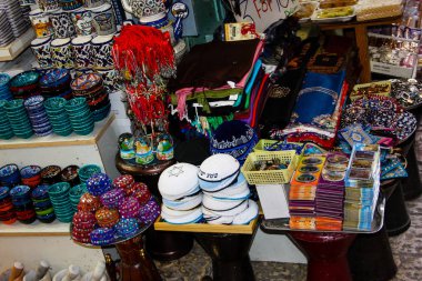 El işi dekoratif objeler bir Hatıra Eşyası Dükkanı eski şehir Kudüs İsrail pazarda satılan closeup 