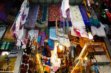 El işi dekoratif objeler bir Hatıra Eşyası Dükkanı eski şehir Kudüs İsrail pazarda satılan closeup 