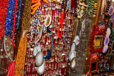 El işi dekoratif objeler bir Hatıra Eşyası Dükkanı eski şehir Kudüs İsrail pazarda satılan closeup 