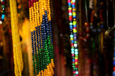 Dini nesneleri bir Hatıra Eşyası Dükkanı eski şehir Kudüs İsrail pazarda satılan closeup 