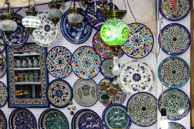 El işi dekoratif objeler bir Hatıra Eşyası Dükkanı eski şehir Kudüs İsrail pazarda satılan closeup 