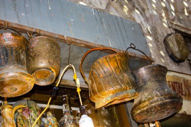 El işi dekoratif objeler bir Hatıra Eşyası Dükkanı eski şehir Kudüs İsrail pazarda satılan closeup 