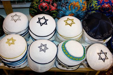 Dini nesneleri bir Hatıra Eşyası Dükkanı eski şehir Kudüs İsrail pazarda satılan closeup 