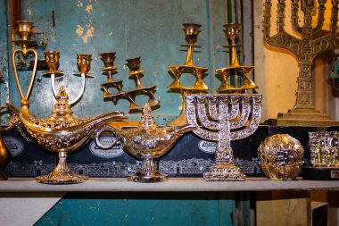 Dini nesneleri bir Hatıra Eşyası Dükkanı eski şehir Kudüs İsrail pazarda satılan closeup 