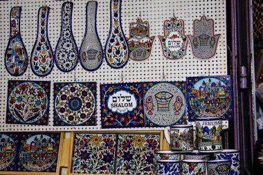 El işi dekoratif objeler bir Hatıra Eşyası Dükkanı eski şehir Kudüs İsrail pazarda satılan closeup 