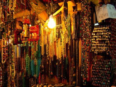 El işi dekoratif objeler bir Hatıra Eşyası Dükkanı eski şehir Kudüs İsrail pazarda satılan closeup 