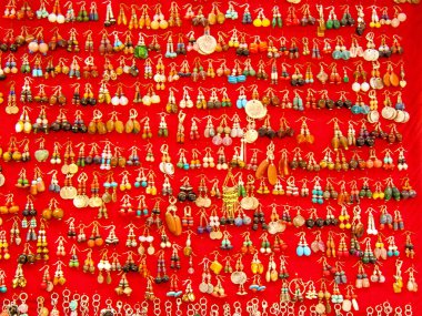 El işi dekoratif objeler bir Hatıra Eşyası Dükkanı eski şehir Kudüs İsrail pazarda satılan closeup 