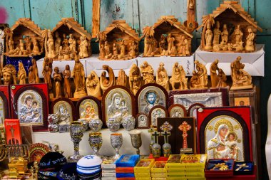 Dini nesneleri bir Hatıra Eşyası Dükkanı eski şehir Kudüs İsrail pazarda satılan closeup 