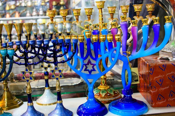 以色列耶路撒冷老城集市上纪念品商店出售的宗教物品特写 — 图库照片