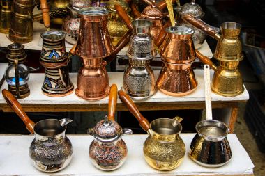 El işi dekoratif objeler bir Hatıra Eşyası Dükkanı eski şehir Kudüs İsrail pazarda satılan closeup 