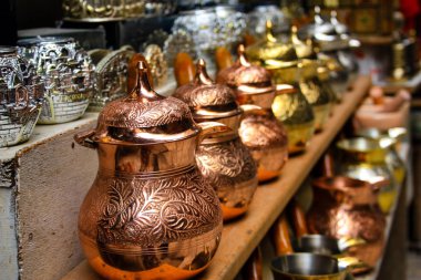 El işi dekoratif objeler bir Hatıra Eşyası Dükkanı eski şehir Kudüs İsrail pazarda satılan closeup 
