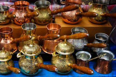 El işi dekoratif objeler bir Hatıra Eşyası Dükkanı eski şehir Kudüs İsrail pazarda satılan closeup 