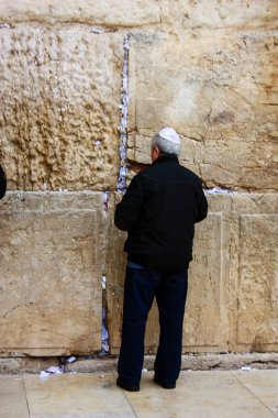 Bilinmeyen insanlar dua eden açık eski Kudüs şehri, sabah batı duvarı